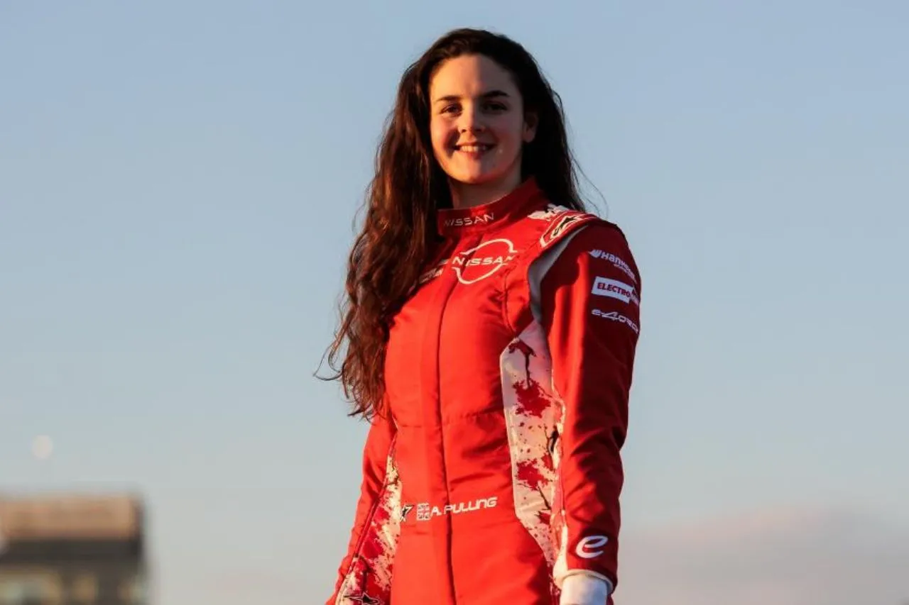 Abbi Pulling se une al equipo Nissan de Fórmula E: talento joven y visión de futuro