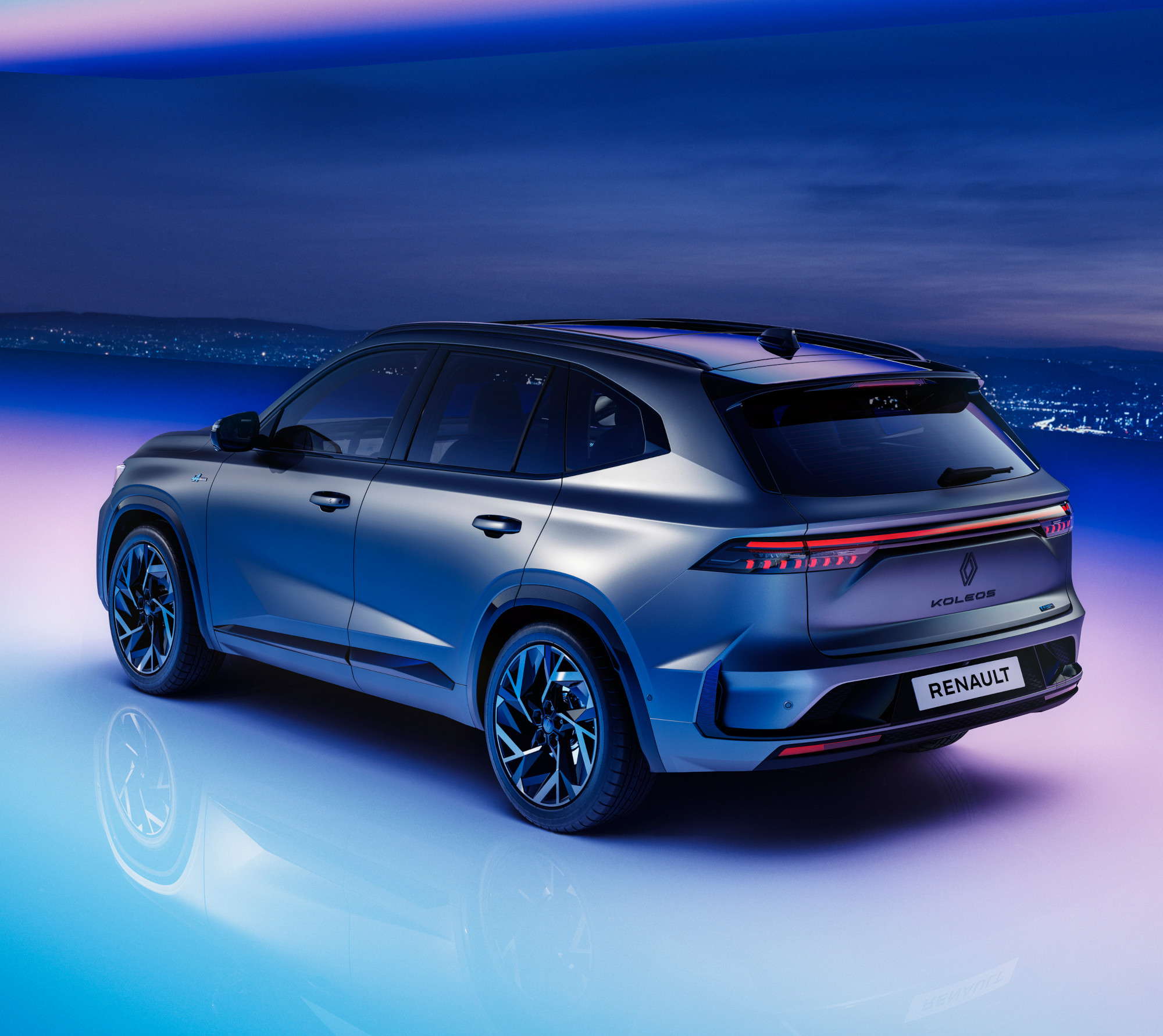 Renault Koleos 2025 | Memo Lira Renault Koleos azul desde atrás con detalles de iluminación y diseño SUV